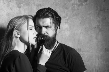 Yenilikçi ve kız kırmızı likör bardak ile rahatlatıcı