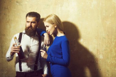 Kaç şişe ve bardak likör ile poz aşk içinde