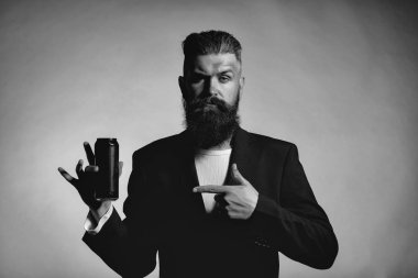 Bira kutusuyla sakallı adam.