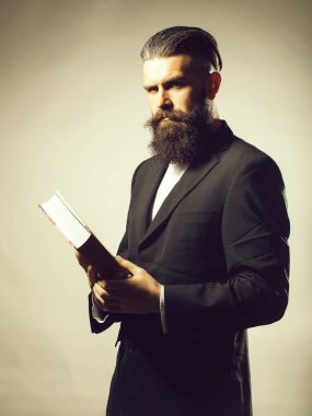 Kitap ile sakallı yakışıklı adam