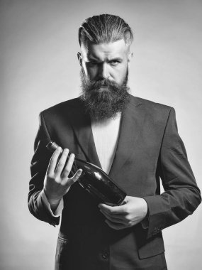 Şarap şişesi ile sakallı adam