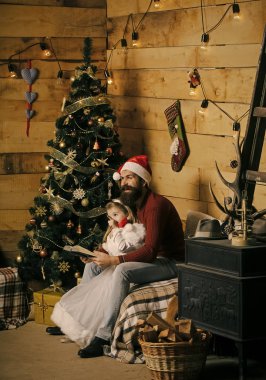 Noel mutlu çocuk ve baba kitap okumak.