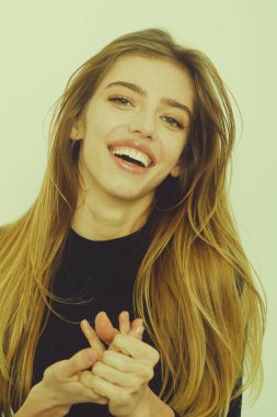 Siyah uzun sarı saçlı mutlu güzel kız