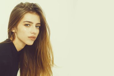 Siyah uzun sarı saçlı güzel kız