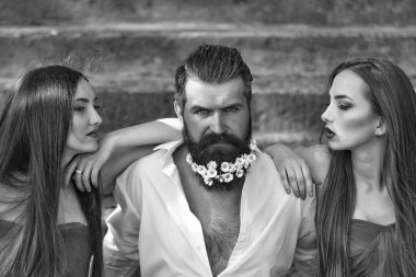 sakallı adam ve kadın merdivenlerde