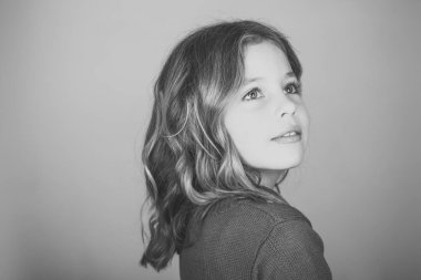 Tatlı küçük bebek kız moda oldukça model koyu sarışın kıvırcık Bayan saç komik çocuk Doğum günü partisi eğlenceli çocuklar