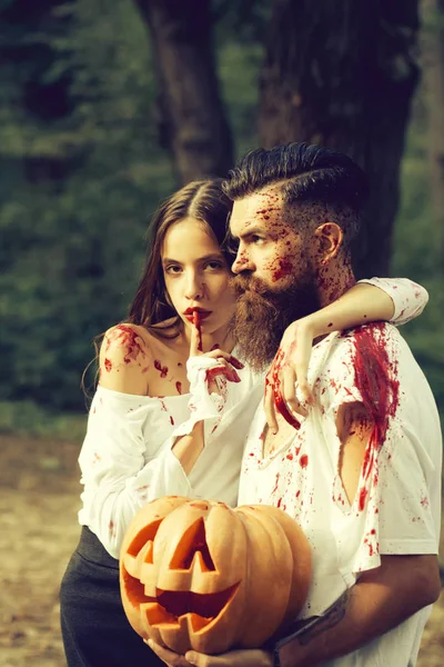 Halloween pareja con calabaza y sangre — Foto de Stock