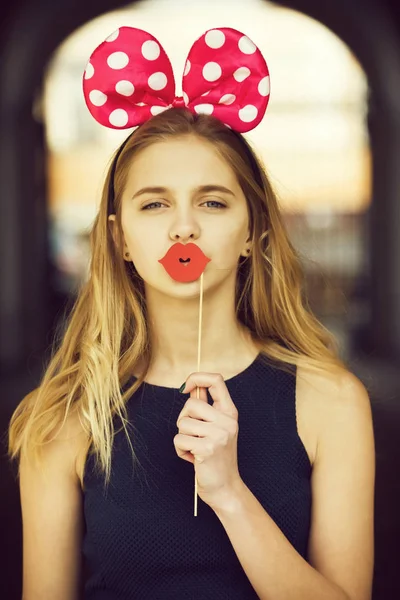 有趣的漂亮女孩，可爱的老鼠的耳朵和红红的嘴唇 — 图库照片