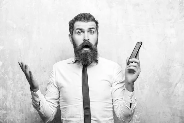 Gerente ou homem barbudo com longa barba segurar telefone celular — Fotografia de Stock