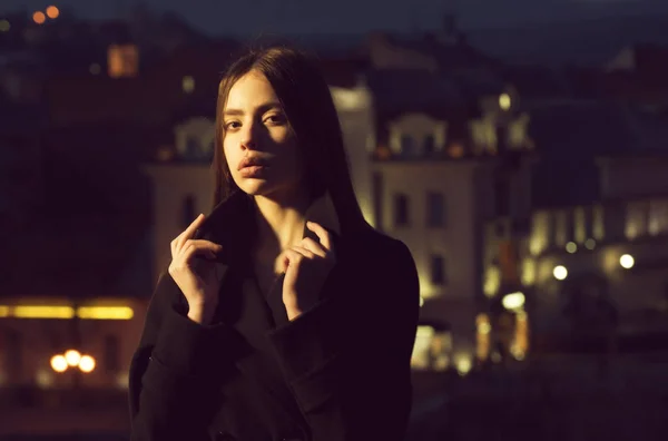 Mulher à luz de lâmpadas de rua, menina à noite cidade — Fotografia de Stock