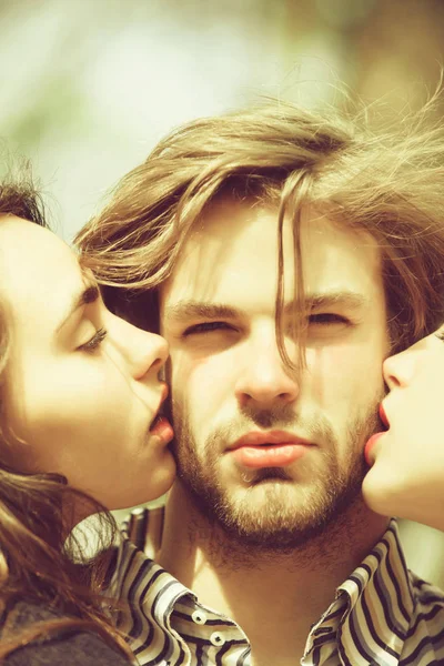 Hombre consiguiendo beso por dos mujeres bonitas — Foto de Stock