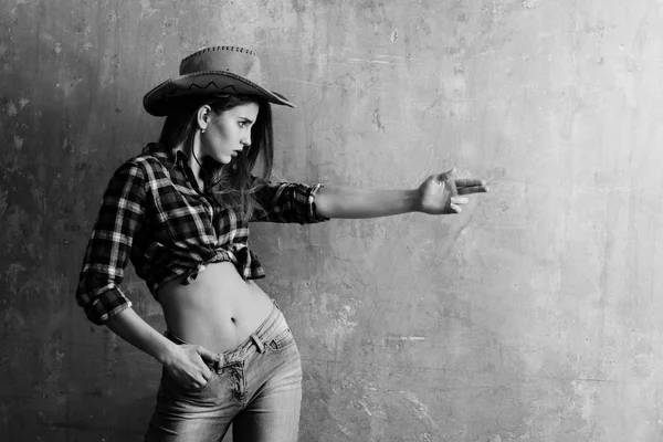 Pretty girl in stylish cowboy hat showing finger gun — Stock Photo, Image