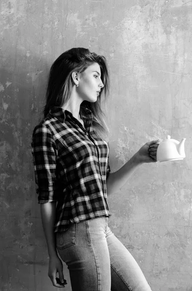 Pretty girl holding white ceramic tea pot — Stock Photo, Image