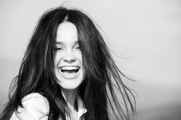 Woman with happy face and long brunette hair — Stock Photo, Image