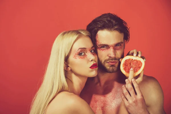 Грейпфрут на девушку и мужчину с макияжем — стоковое фото