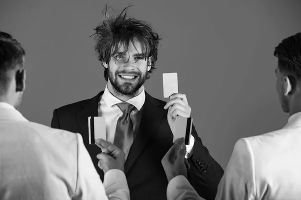 Щасливий бізнесмен посміхається щасливим обличчям і карткою в руці — стокове фото
