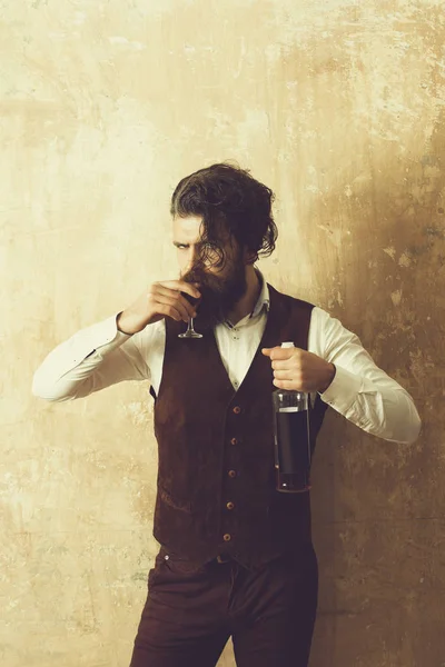Hipster trinken Glas Wein — Stockfoto
