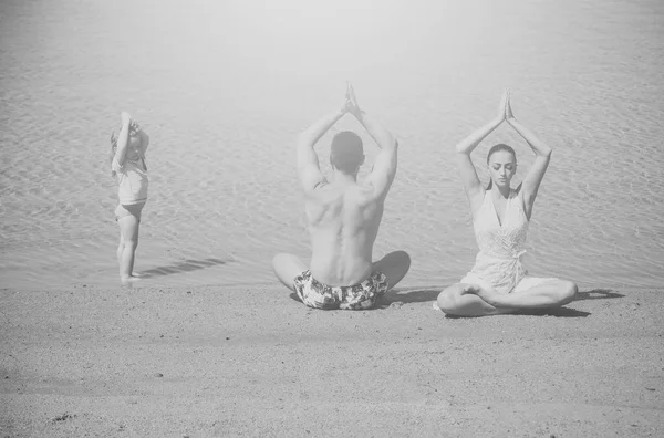 Férias de verão de família de ioga amigável de mãe, pai, criança — Fotografia de Stock