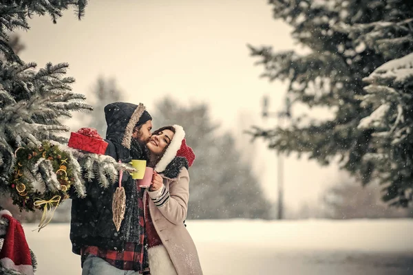 Navidad pareja de feliz hombre y mujer beber vino caliente . — Foto de Stock