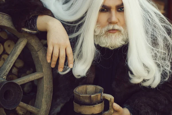 Druida velho com caneca de madeira — Fotografia de Stock