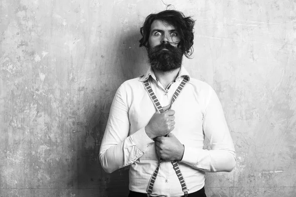 Hipster en chemise et bretelles . — Photo