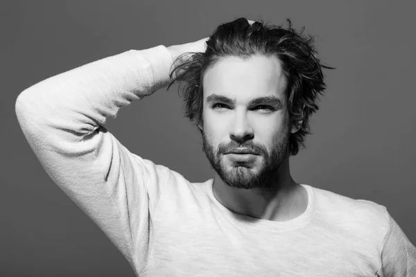 Bell'uomo con barba e capelli alla moda, mattina e moda — Foto Stock