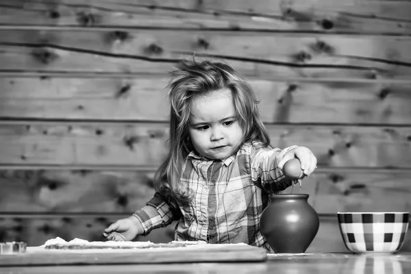 Söta barn matlagning med degen, mjöl, ägg och skål — Stockfoto