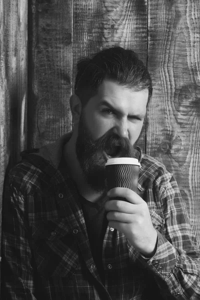 Brutal barbudo hipster sosteniendo taza de café de plástico — Foto de Stock