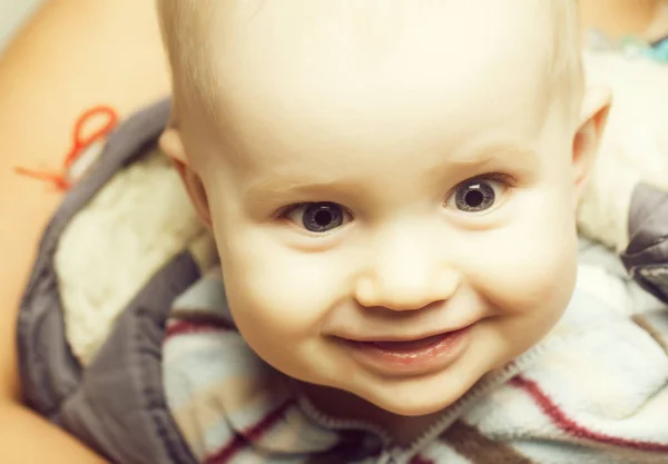 Lindo niño feliz bebé con la cara sonriente que pone — Foto de Stock