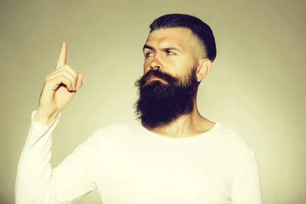 Hombre barbudo con gesto —  Fotos de Stock