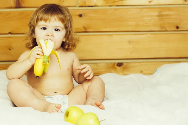 Ragazzo con banana e mele — Foto Stock