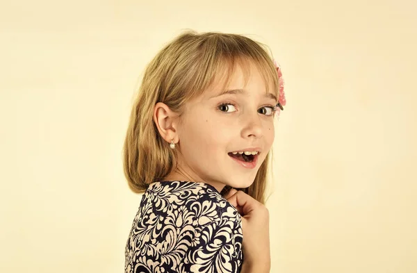 Infância e felicidade. infância de criança pequena menina — Fotografia de Stock