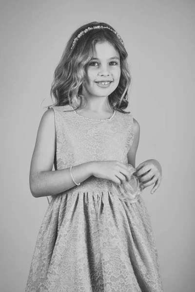 Portrait de mignonne petite fille souriante en robe de princesse . — Photo