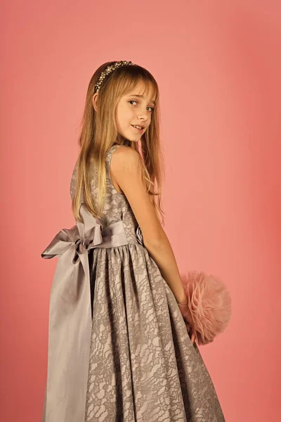 おしゃれなドレスの少女のダンス パーティー ファッションと美容 リトル プリンセス ピンクの背景 美容ファッション モデル スタイリッシュな魅力ドレス エレガンスの子女の子 — ストック写真