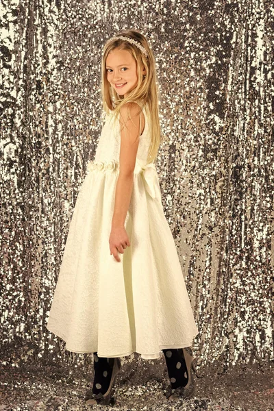 Μόδα μοντέλο σε ασημί φόντο, ομορφιά. Κοριτσάκι σε μοντέρνο φόρεμα, prom. Μόδα και ομορφιά, μικρή πριγκίπισσα. Κοίτα, κομμωτήριο, μακιγιάζ. Παιδί κορίτσι στο φόρεμα κομψό αίγλη, κομψότητα. — Φωτογραφία Αρχείου
