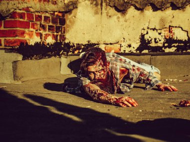 Zombi adam tarar asfalt üzerinde