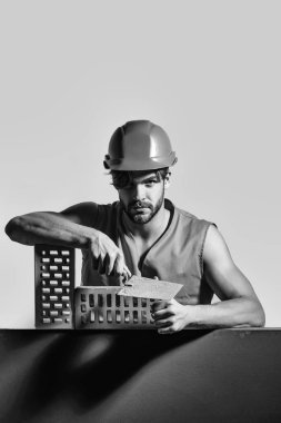 Seksi kaslı erkek yapıcı.