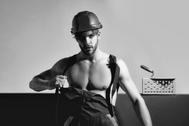 Seksi kaslı erkek yapıcı.