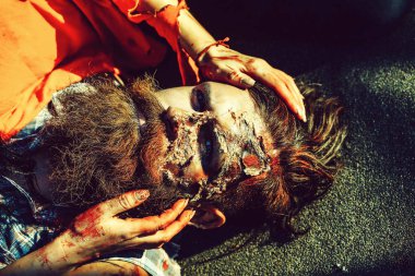 Zombi adam kanlı ellerini tutun