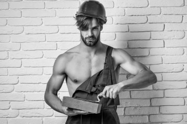 Seksi kaslı erkek yapıcı.