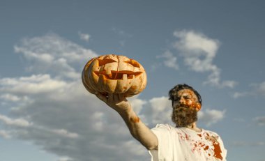 Cadılar Bayramı Balkabağı zombi kırmızı kan el tutulur