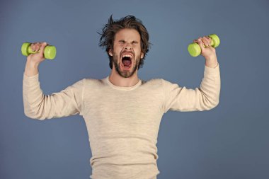 Adam mavi zemin üzerine bağırarak sporcu,.