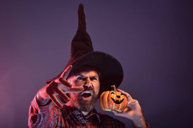 Cadılar Bayramı Sihirbazı hipster korkutucu yüz ve jack o fener ile