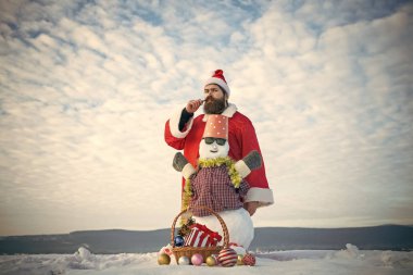 Erkekte bıyık twirling Noel Baba şapkası