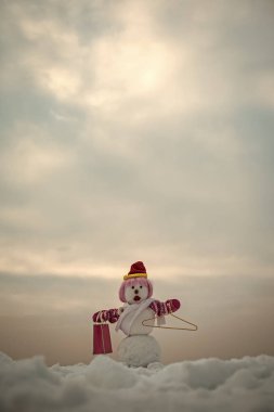 hediye paketi veya alışveriş çantası ve askı ile Noel kardan adam