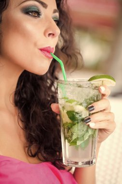 Bayan içme mojito