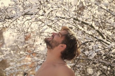 Mutlu adam kış gününde gülümseyen