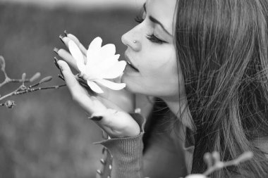 Güzel kadın Manolya kokuyor