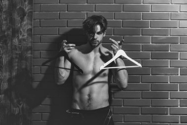 Sakallı kas maço adam hipster seksi vücut ile askı tutan