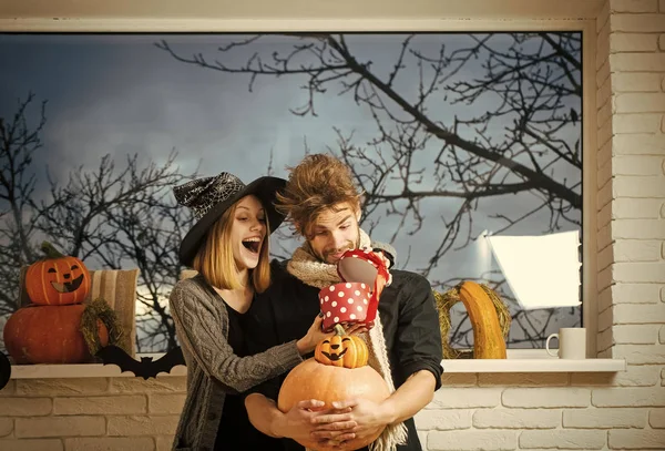 Halloween lány boszorkány kalap, nyitva díszdobozban — Stock Fotó